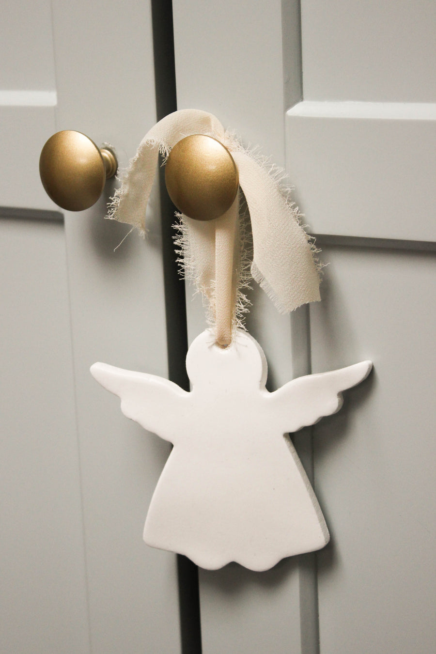 Ange suspendu en argile – Cadeau naissance baptême catholique