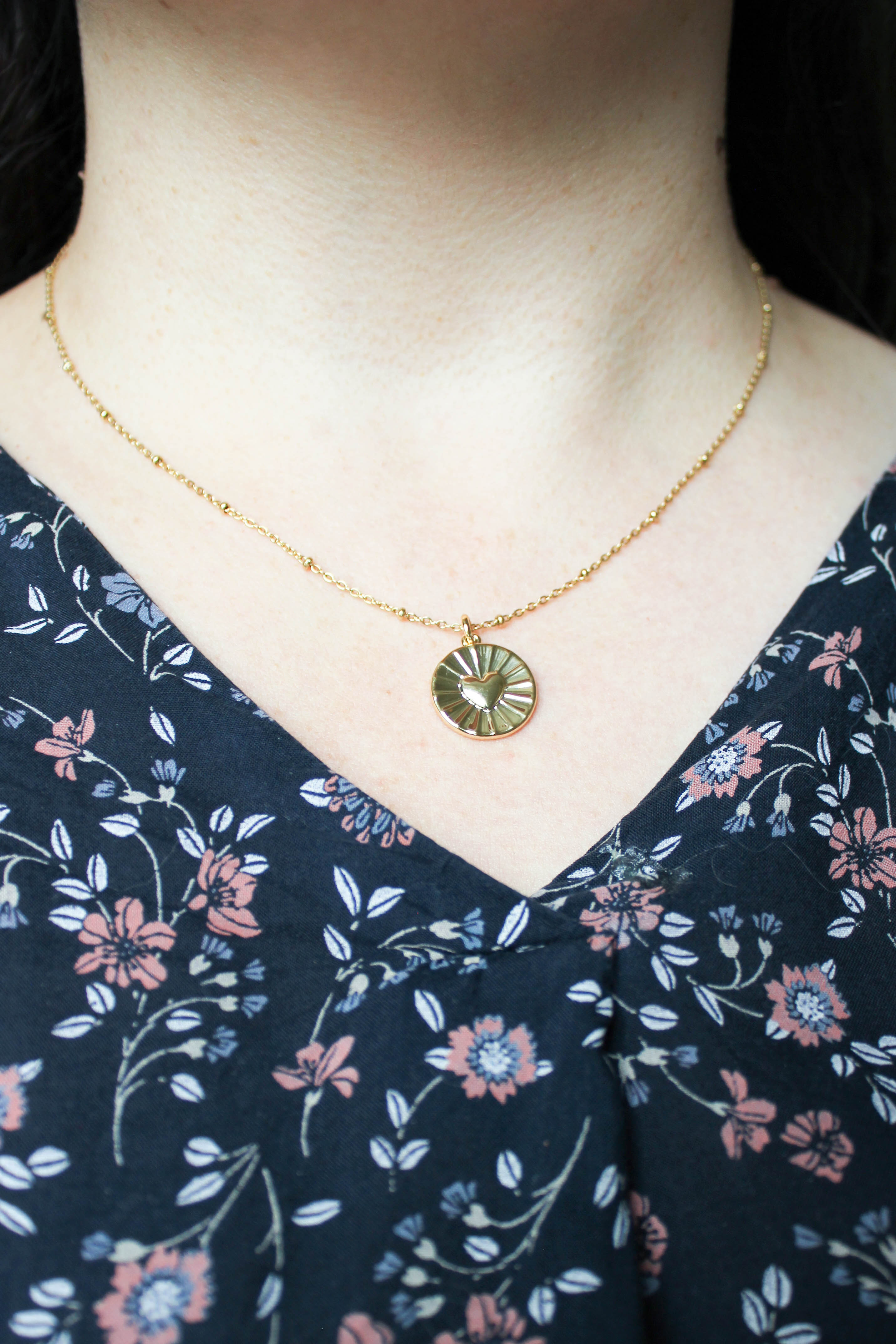 Bijou Cœur Rayonnant – collier chrétien symbole d’amour et de lumière