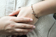 Bracelet porté Terre d’Espérance – Bijou en pierre naturelle de jaspe