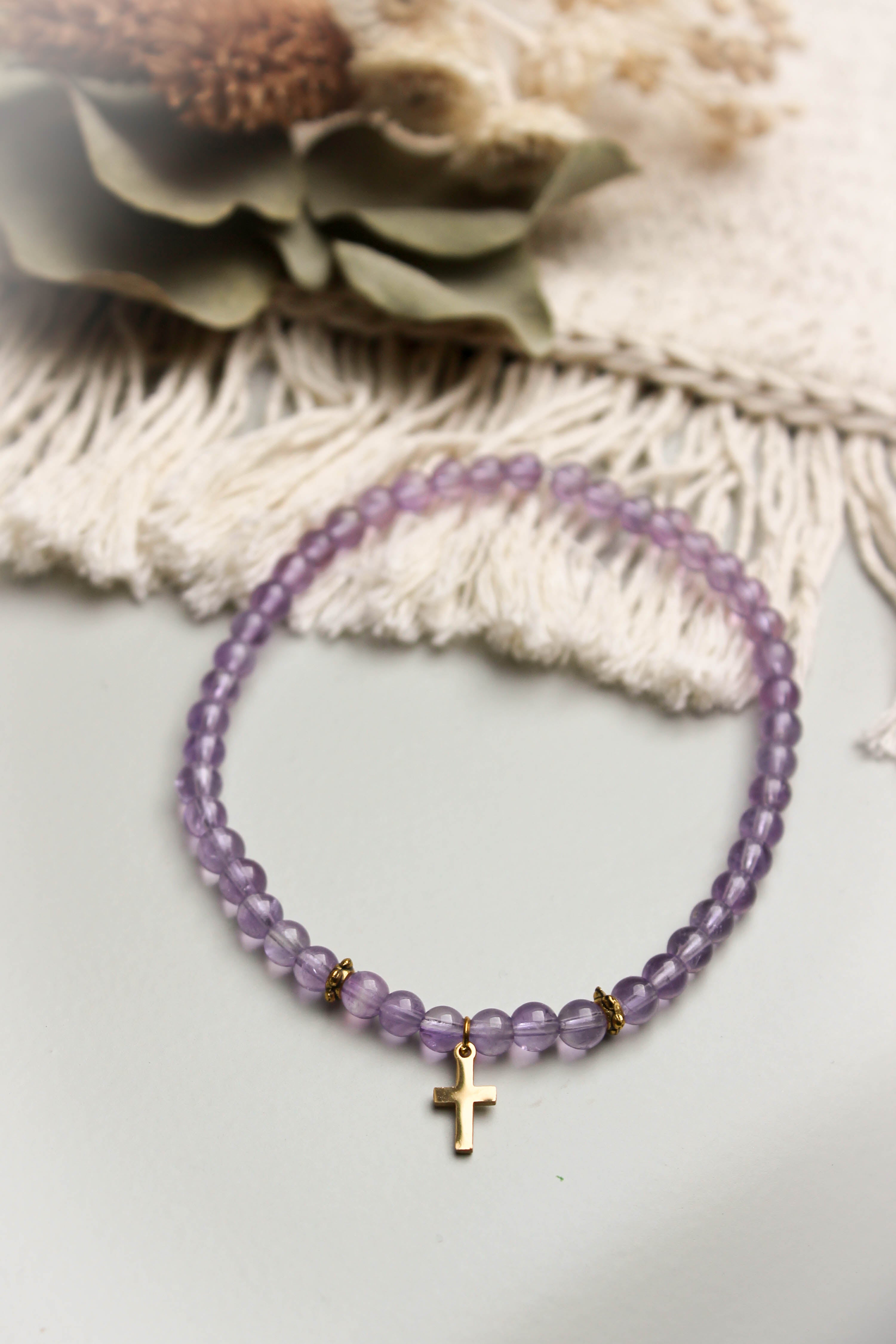 Bracelet en maméthyste croix dorée - bijou catho