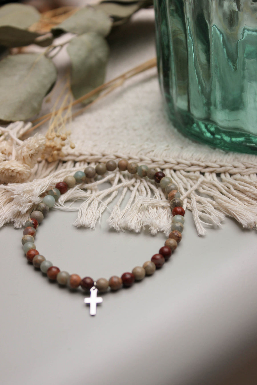 Bracelet en jaspe naturel avec croix argentée