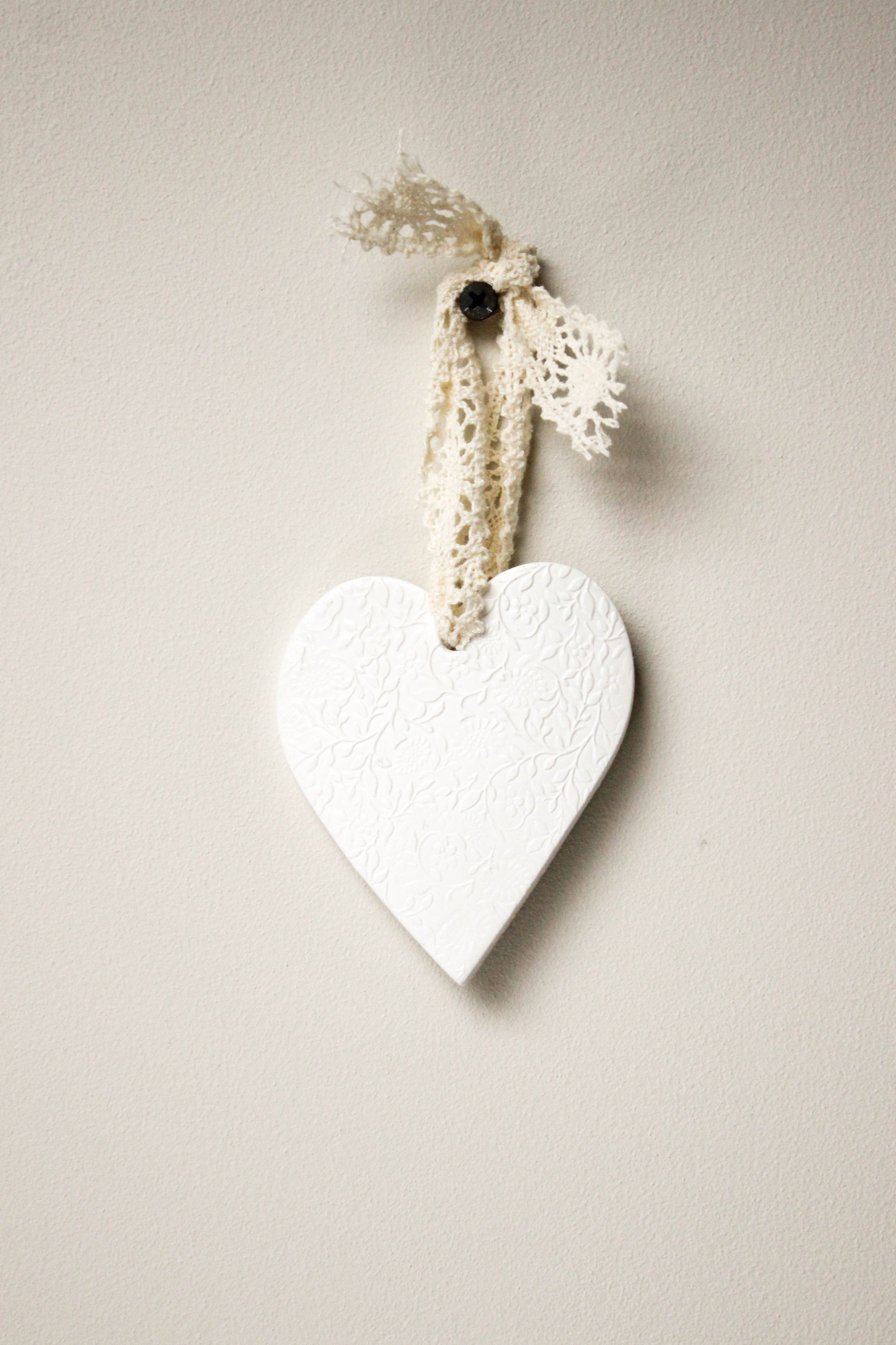 Cœur Délicat – Décoration chrétienne en argile, symbole d’amour