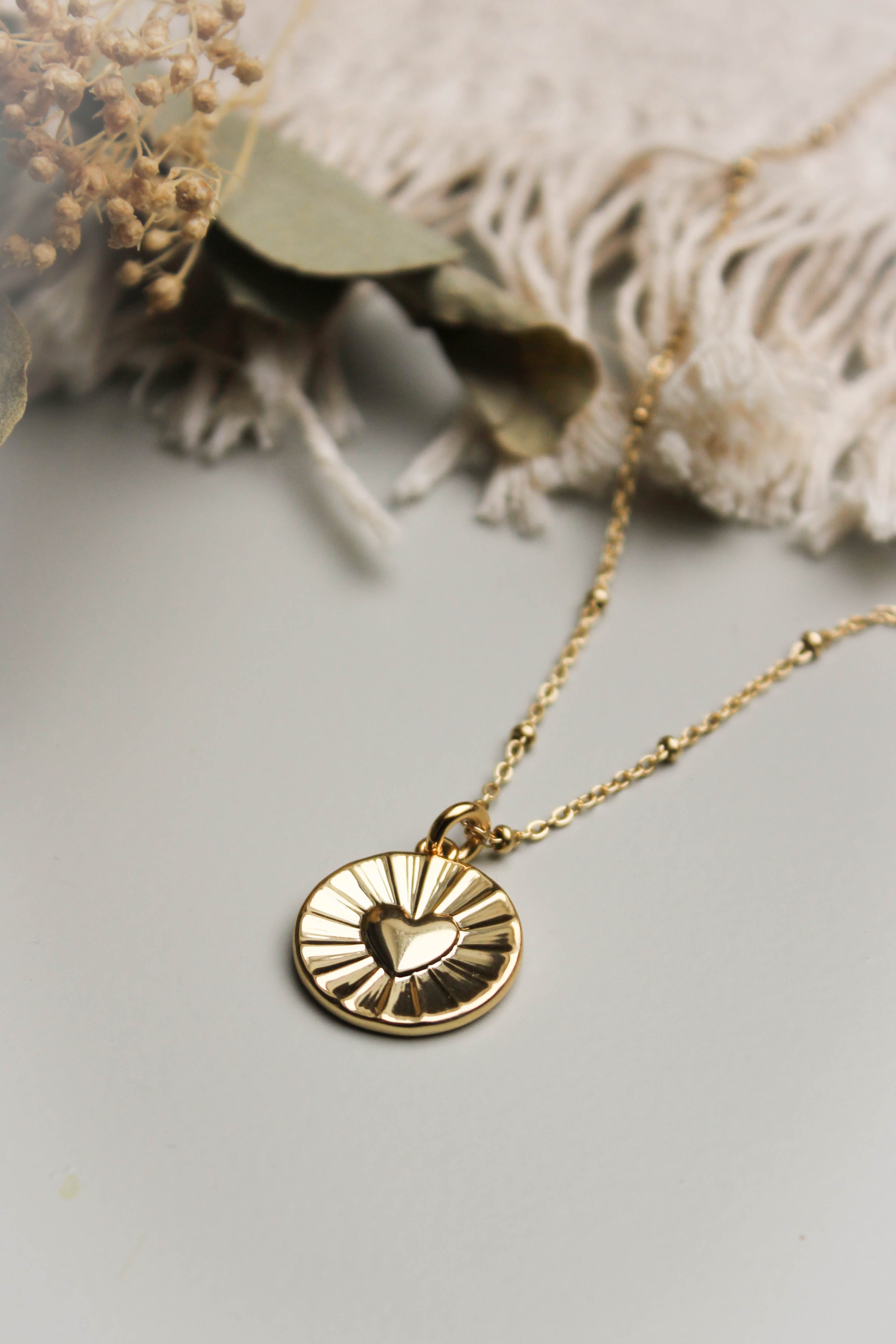 Collier Cœur Rayonnant – Bijou chrétien symbole d’amour et de lumière