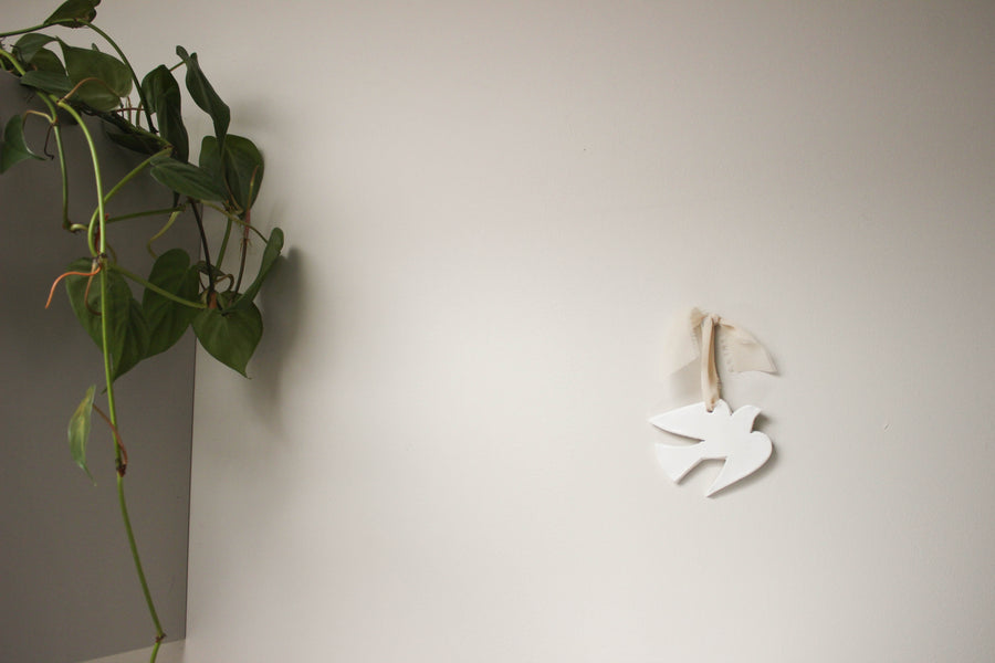 Decoration chretienne a suspendre argile colombe