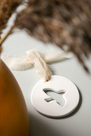 Colombe en argile medaillon a suspendre cadeau catho