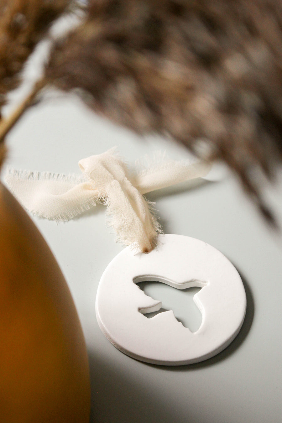 Colombe en argile medaillon a suspendre cadeau catho