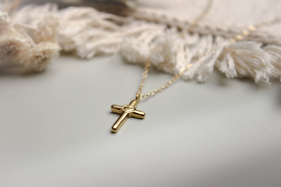 Detail collier croix glorieuse