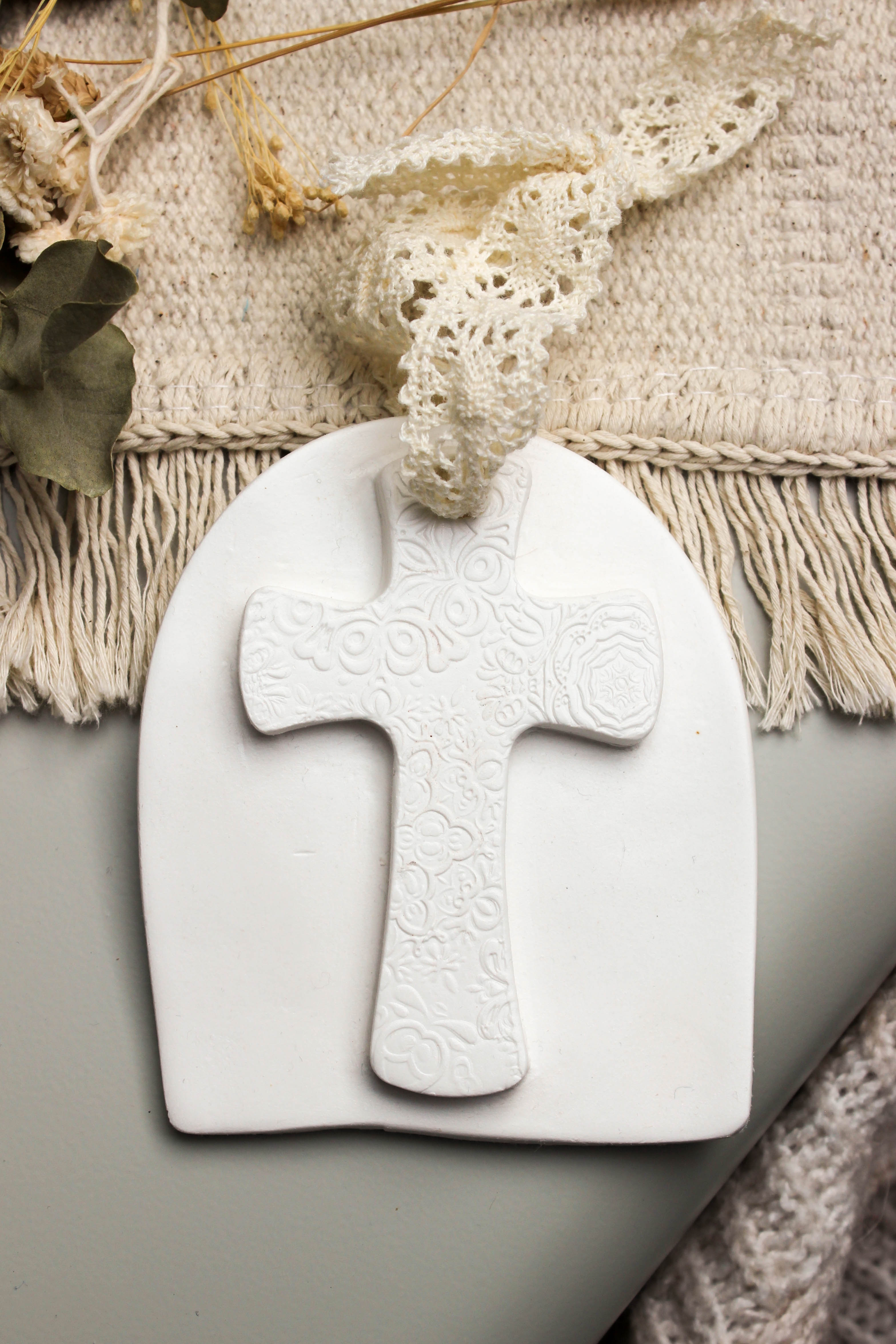 Croix murale - Objet religieux artisanal, délicat et spirituel 