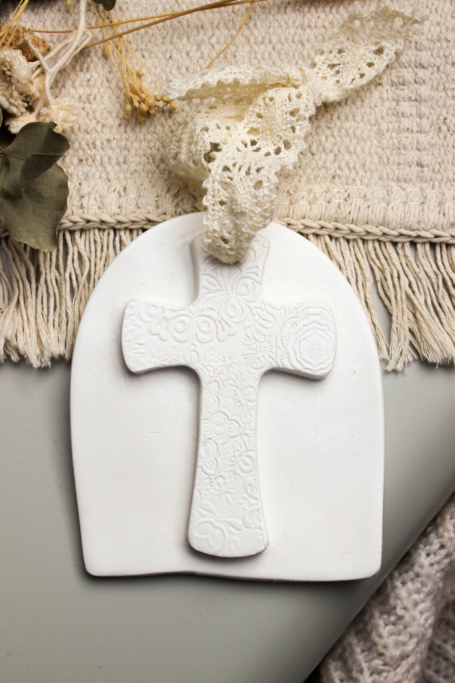 Croix murale - Objet religieux artisanal, délicat et spirituel 