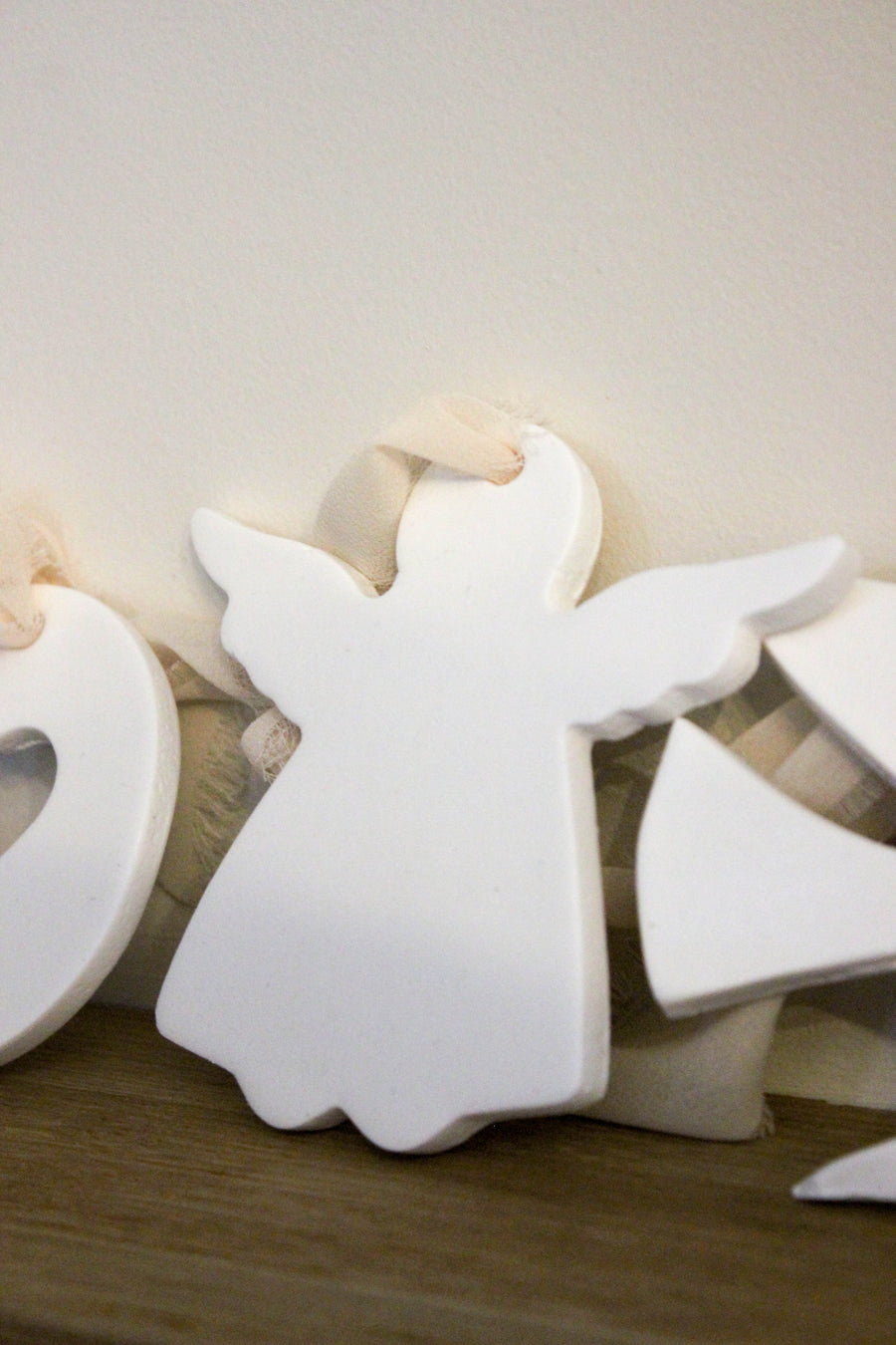 Ange en argile façonné à la main