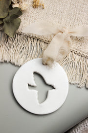 Médaillon à suspendre Colombe façonné à la main en argile