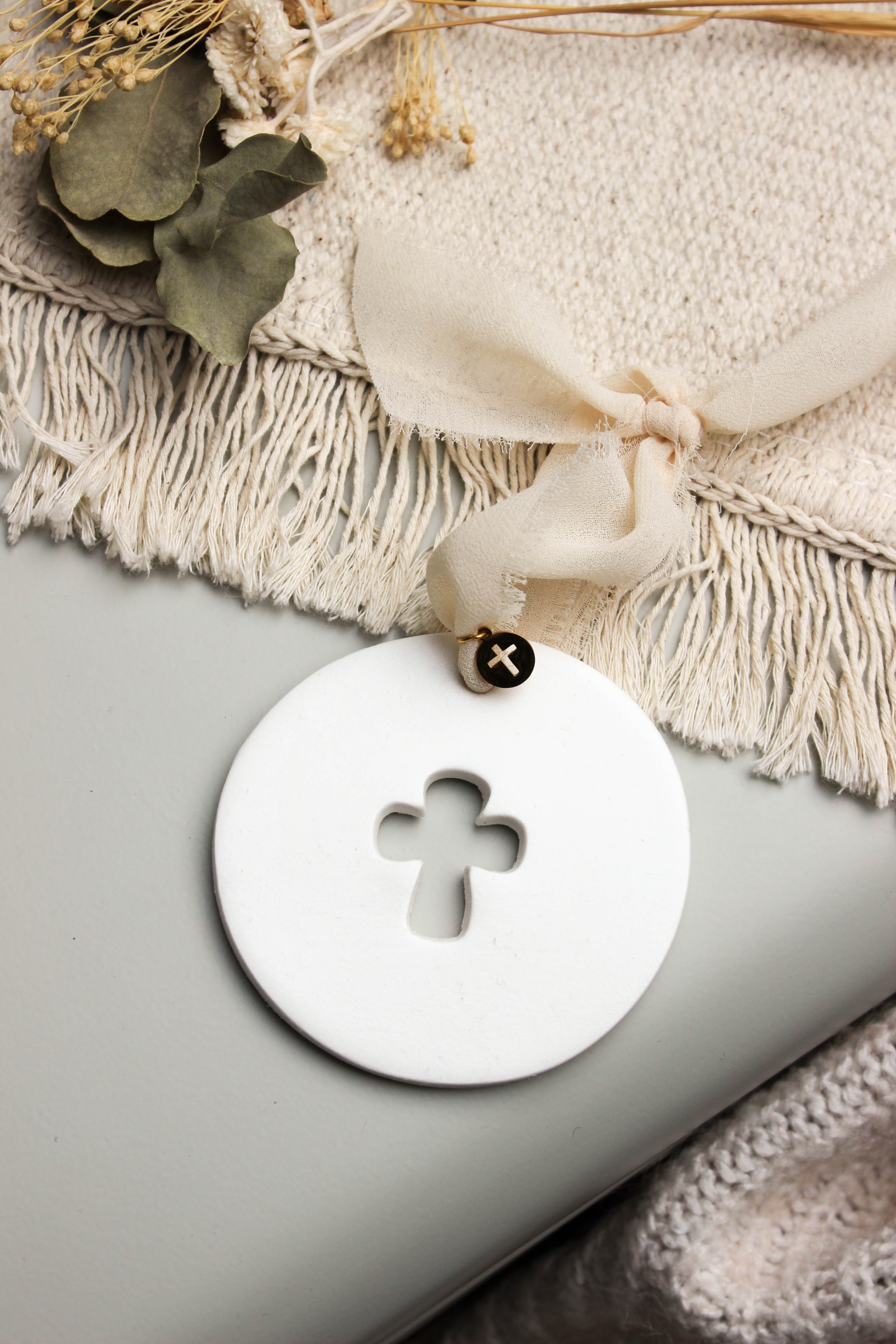 Médaillon Croix – Décoration chrétienne artisanale symbole de foi