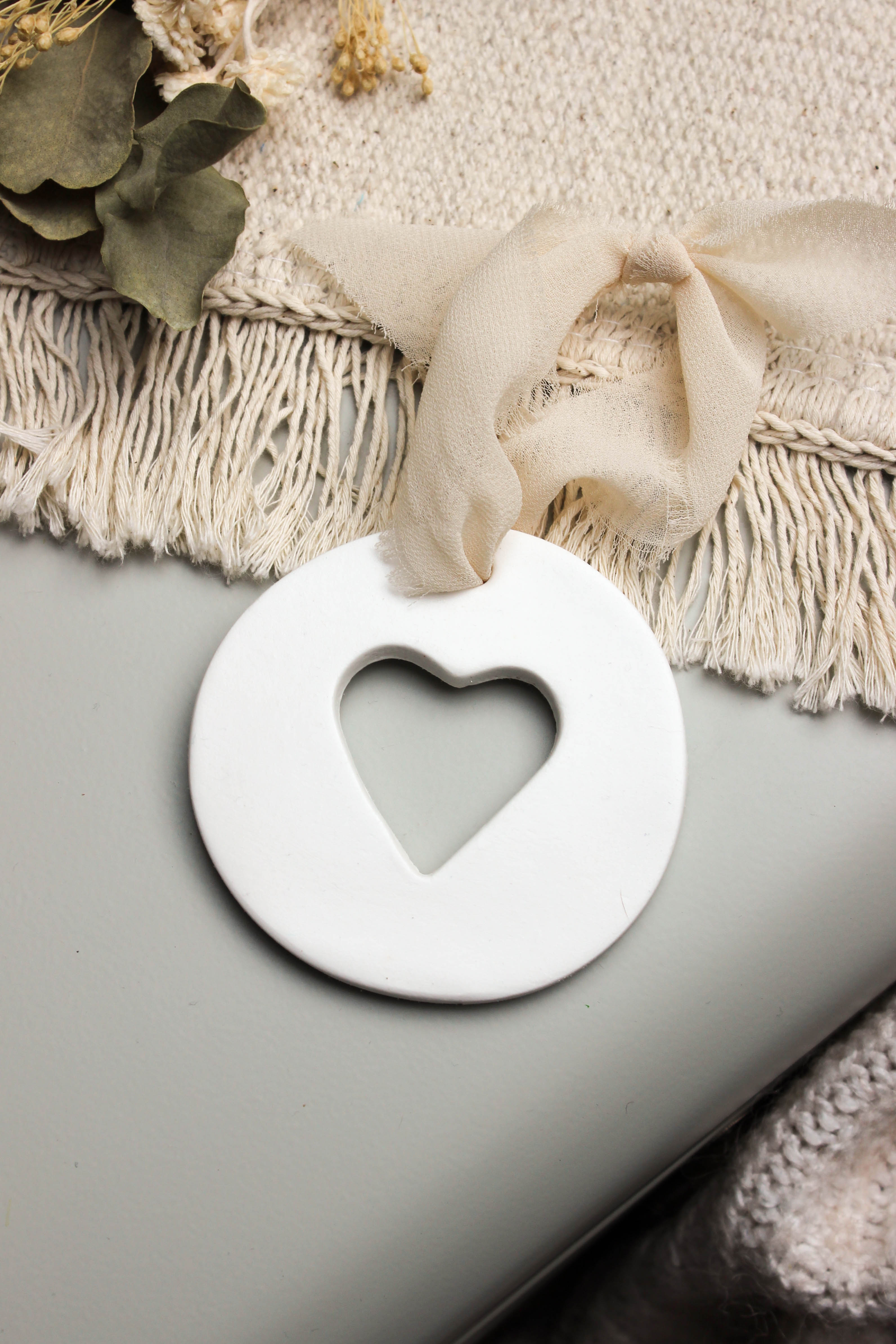 Objet en argile medaillon coeur symbole amour tendresse