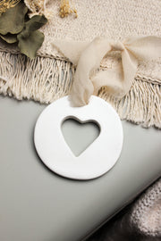 Objet en argile medaillon coeur symbole amour tendresse