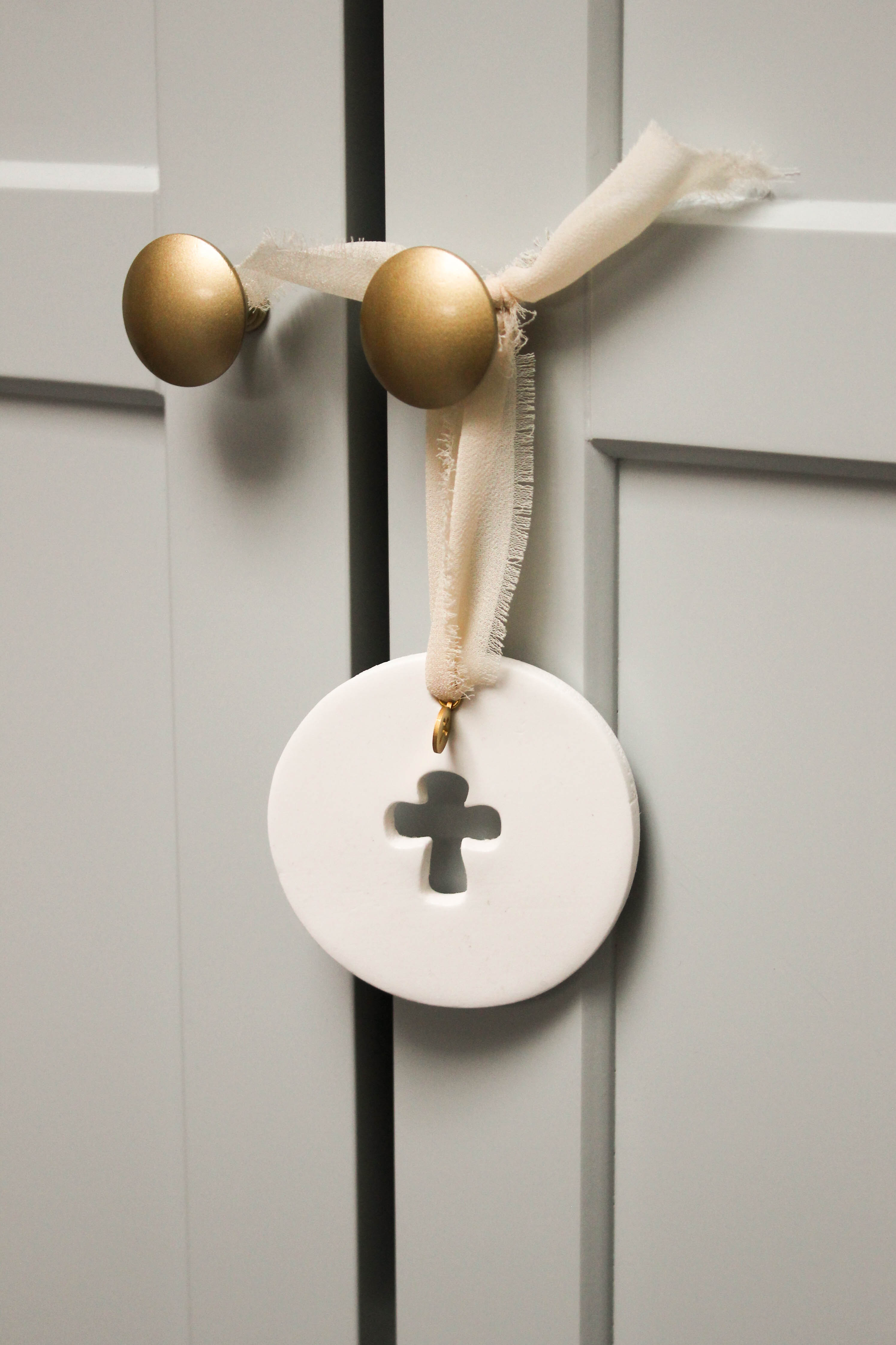 Médaillon Croix en argile - Objet deco catho