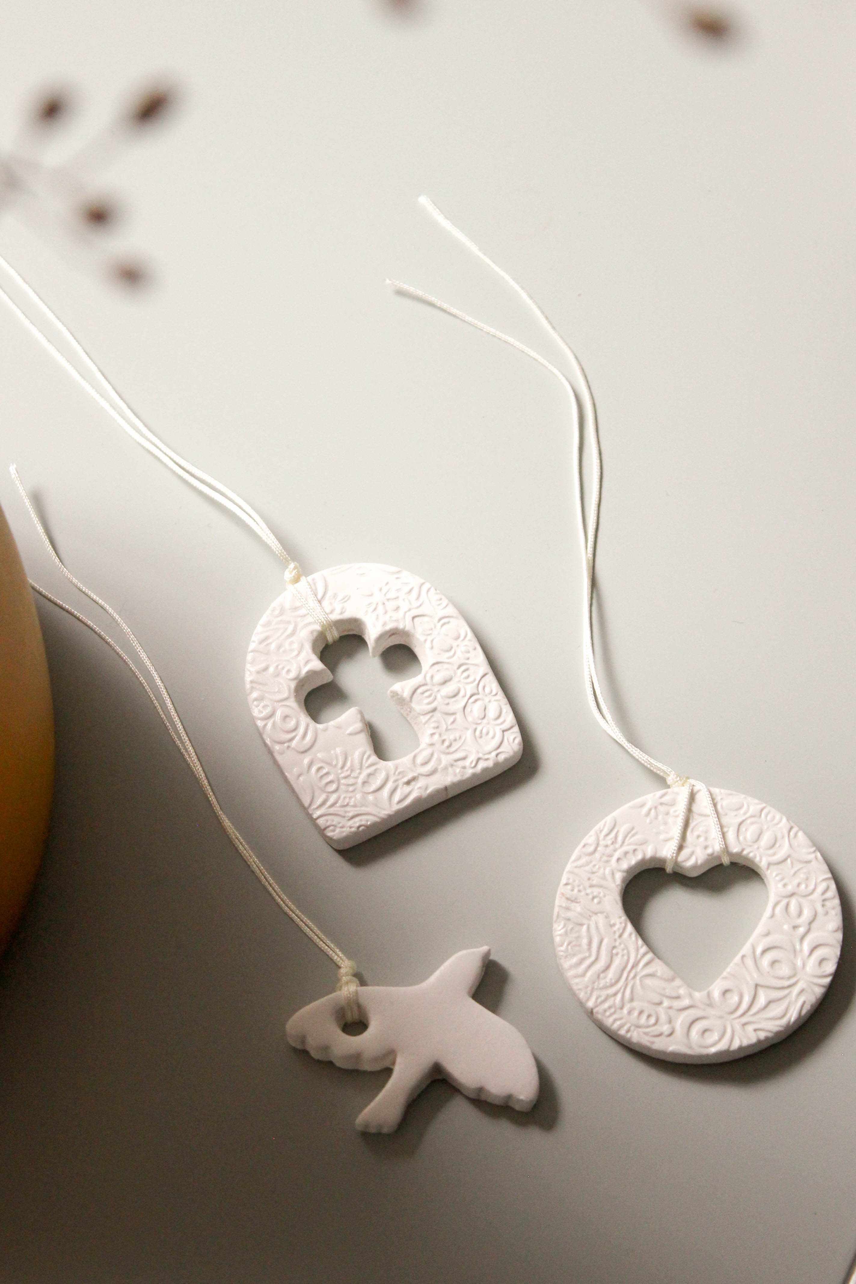 Mini Symboles chrétiens – Croix, coeur et colombe en argile - Maison Embellie