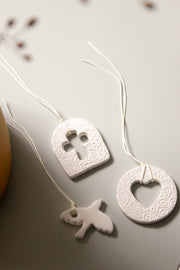 Mini Symboles chrétiens – Croix, coeur et colombe en argile - Maison Embellie