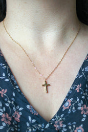 Pendentif Croix Glorieuse et sa chaine dorée – Collier de foi élégant et intemporel