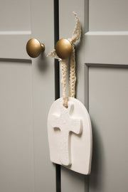 Croix murale en argile - Suspension religieuse, delicate, artisanale