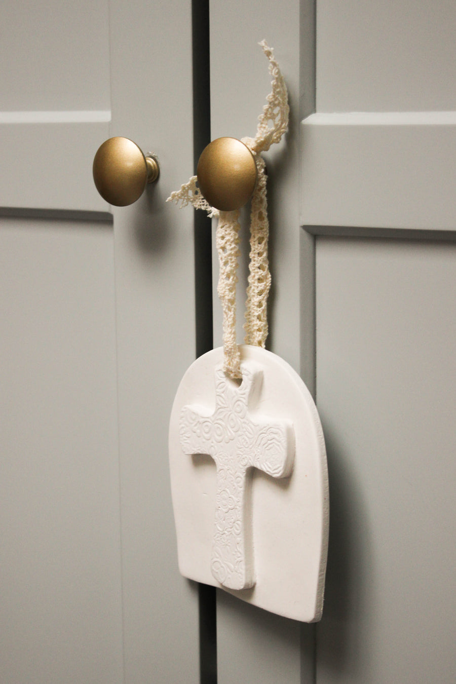 Croix murale en argile - Suspension religieuse, delicate, artisanale