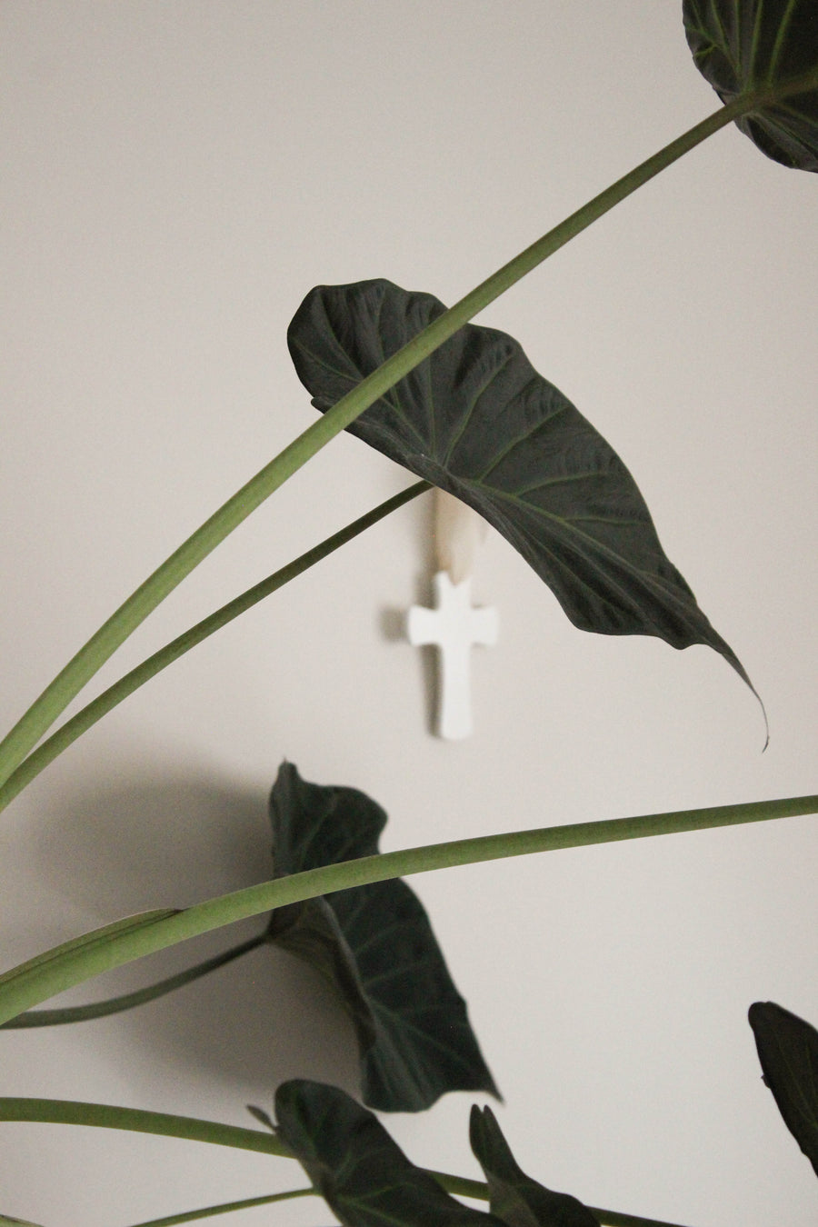 Croix chretienne suspendue en argile 