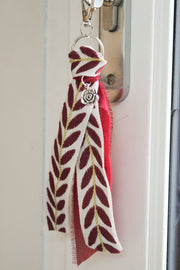 porte cles bijou de sac en tissu grenat